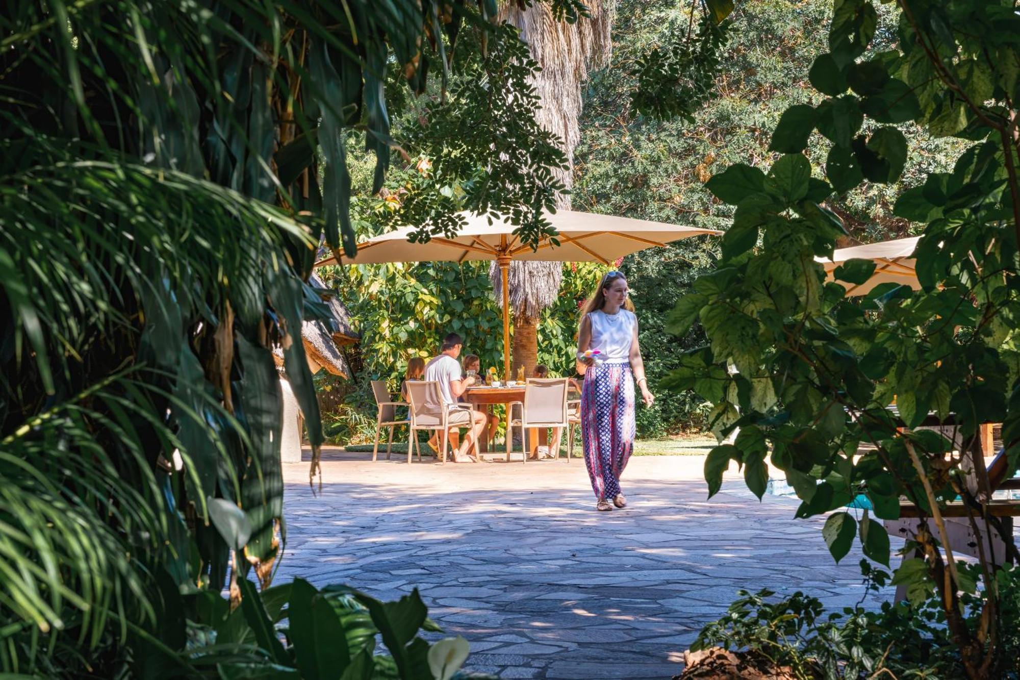 Bayete Guest Lodge Виктория Фолс Екстериор снимка